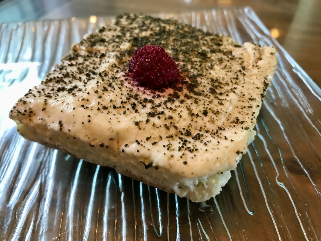 Tiramisu au thé et à la framboise saupoudré de thé pacha